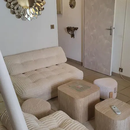 Charment Petit T2 En Duplex Piscine