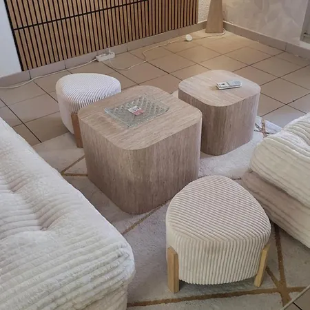 Charment Petit T2 En Duplex Piscine *