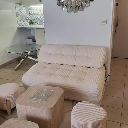 Charment Petit T2 En Duplex Piscine